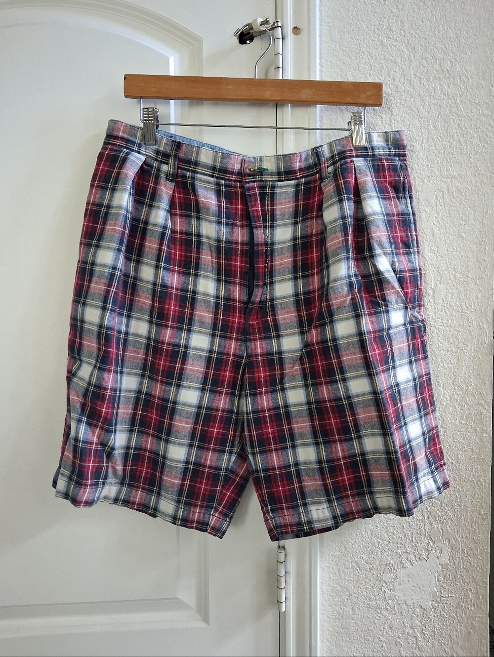 Vintage Men's Y2K Tommy Hilfiger Plaid Shorts